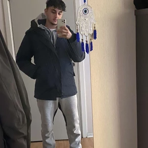 canada goose jacka  - Jätte fin gammal model av canada goose Chatteau till salu. färgen är clasic marine blue. Storlek xs men passar i S jätte bra eftersom att de är stora i storleken. Säljs pga att jag är intresserad av macmilan modelen. Möts i Stockholm! PS. Du står för frakt annars!