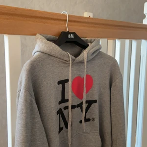State Hoodie - Säljer nu min fina hoodie som är köpt i New York, hoodien är näst intill orörd och skicket är mycket bra. Nypris 600 kr, bud startar från 200 kr + frakt 💞 går att köpa direkt för 350kr + frakt 