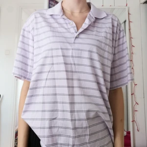 Supersnygg randig lila pikétröja  - Köpt secondhand men i bra skick! Passar mig som brukar ha storlek S lite oversize vilket jag tycker är snyggast. Passar XS-L