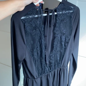 Svart topp med öppen rygg - Svart topp men öppen rygg🤍🤍 den är i storlek L men skulle säga det är en M