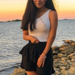 One shoulder-top - One shoulder-top från Gina, sparsamt använd. Superbra passform, men kommer inte till användning. Köparen betalar för frakt!🤍