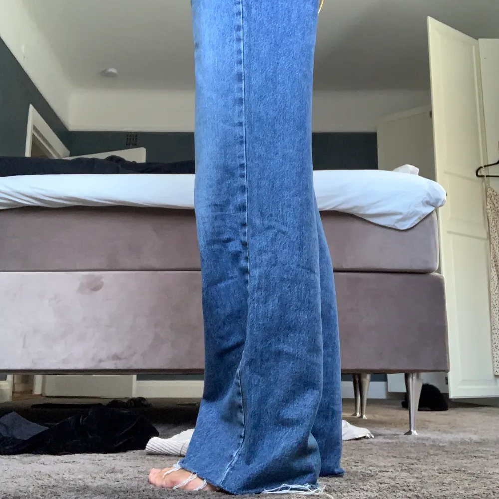 Jeans från stradivarius. Perfekt längd och färg. Väldigt lite använda!💕. Jeans & Byxor.