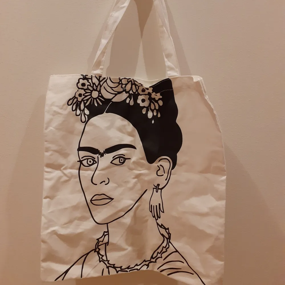 En tygkasse med ett vackert Frida Kahlo tryck. Tidigare köpt på SHEIN. Hållbar och praktisk. Väskor.