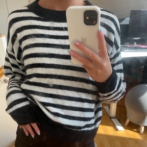 Stickad randig tröja  - Stickad tröja från hm passar till allt! Köparen står för frakt 💖