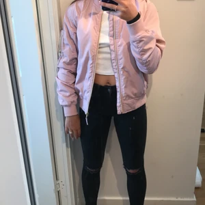 Säljer - Sköljer min rosa bomberjacka som jag använt minst 1-2 gånger jätte fin men kommer inte till användning❤️ skriv för mer bilder❤️