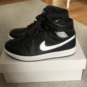 Nike Jordan 1 mid - Använda 1 gång och säljer pga att dom inte används mer! Köpta på zalando. Äkta och box medföljer💗