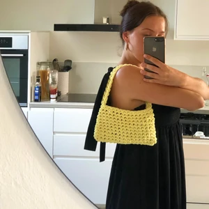Virkad axelväska pastell gul - Handgjord virkad väska i återvunnet t-shirt material💛  Denna är helt oanvänd. Kan mötas upp eller posta (du står för frakten) 