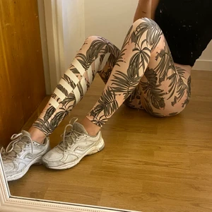 Springtights - Springtights i mönstrat material säljes. De är i fint skick, förutom att lite av trycket har försvunnit (se bild 3). De är väldigt stretchiga och sköna💘 