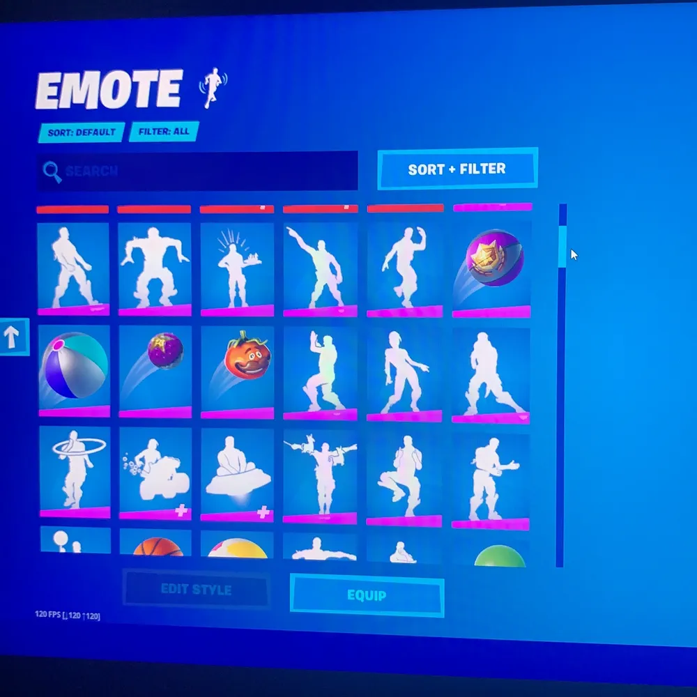 Fortnite konto med över 70+ skins och 7000 vbucks. Övrigt.