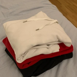 3 st Hoodies - 3 st hoodies alla i stl S. Färgerna vit, röd och svart. Fråga om du vill ha fler bilder. 