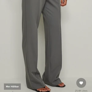 Grå kostymbyxor  - INTRESSEKOLL! På desss grå kostymbyxor som nästan aldrig är använda. Skrev privat för intresse och fler egna bilder 😚😚