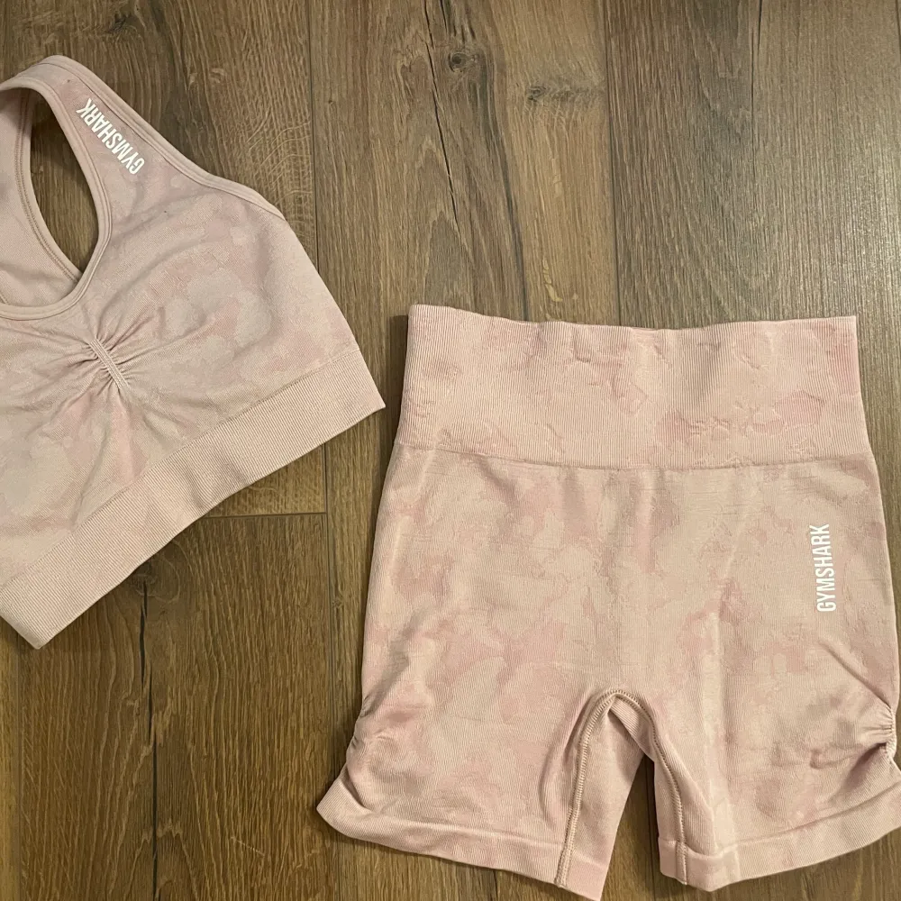 Ett rosa jättefint och bekvämt gymsharkset (går att köpa separat) i storlek S! Säljer för 500kr tillsammans eller 250kr styck. (nypris 998kr tillsammans)  (499kr styck) + frakt. Storlek S i båda🥰😋 . Övrigt.