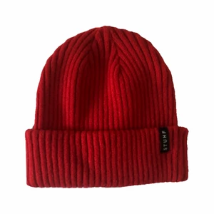 Mössa - Röd mössa från märket stuhf. Varm å go så att säga, bra skick.