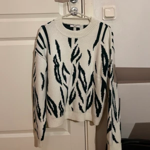  ”Tigermönstrad” tröja ❤️‍🔥 - Jättefin tröja ifrån NA-KD som är helt slutsåld!! Använd 1 gång så i toppskick. Tröjan är grön/vit(den mörkgröna färgen ser ni bäst på sista bilden). Tror det är en L, men passar nog S-L. Kom med bud, säljer endast vid bra bud. 🖤🖤🖤