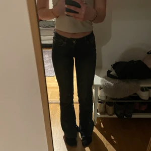 Jeans stl S/M - Jätte fina svarta/gråa jeans som tyvärr inte kommer till användning. Super stretchiga och sköna med låg midja.