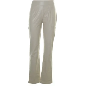Byxor i skinnimitation  - Jättefina byxor i en beige skinnimitation i storlek S, utsvängda i benen🦋 tveka inte att höra av er vid minsta intresse eller fundering!💕 frakt på 57-66kr tillkommer📦