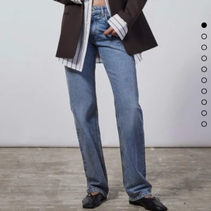 Zara Jeans - Zara Jeans i storlek 38. Endast använda en gång men säljer pga att jag har ett par liknande🤗 Skriv för fler bilder eller frågor💓