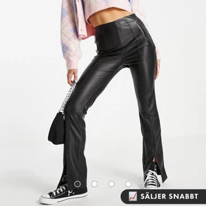 Skinnbyxor - Säljer mina supersnygga svarta skinnbyxor då jag har 2 par likadana. Älskar dessa, perfekta till fest och vardags. De har superfina detaljer som en söm på benen och slits nedtill. Köpta på asos men aldrig använda, prislappen är kvar.