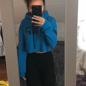 blå hoodie - jättefin croppad hoodie i denna fina blåa färgen 💙 storlek xs