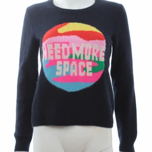 From future tröja  - Superfin nästan ALDRIG ANVÄND tröja. Passar mig bra!! Helt perfekt skick och alla färger kvar. 