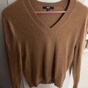 uniqlo tröja - v neck tröja i jättebra skick, strl xs men passar S-liten M med. frakt 51 kr