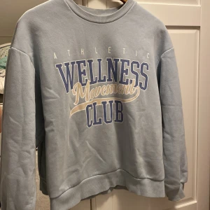 Collegetröja  - Säljer denna jätte snygga collegetröjan från Gina tricot då den tyvärr inte kommer till användning längre, köpare står för frakt💓
