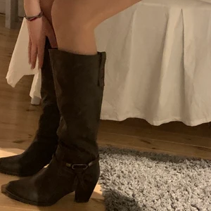 Stövletter  - Säljer mina fina stövletter som är perfekt nu till våren! De är mörkbruna med en fin detalj runt ankeln, klacken är ungefär 5cm💕storlek 40! Jag säljer dem eftersom de inte längre kommer till användning🥰