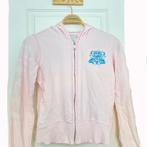 Zip up hoodie - Zip up hoodie av märket Diesel som är tunn och passar perfekt nu till våren 🌸 det står att det är en XL men sitter som en S eller XS, den har ett tryck både där fram och bak, och ett på armen som knappt syns. Pris kan alltid diskuteras