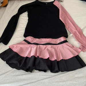 Konståkningskjol och konståkningströja - Säljer ett jättefint konståknings plagg. Färg: rosa och svart. Storlek xs❤️⛸