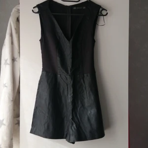 Läderjumpsuit från zara - Säljer min jumpsuit i fakeläder från Zara. Har en dragkedja i ryggen så den är lätt att sätta på, och en v-ringad urringning. 100kr+frakt, står ej för postens slarv 