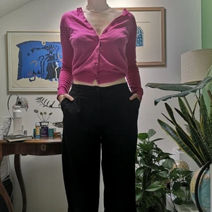 Exclusiv 100% ylle cardigan (rosa)  - Säljer denna jättefina 100% rosa ylle cardigan i gott skick! Köparen står för frakt.