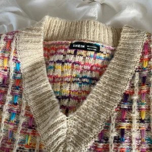 Färgglad väst från Shein storlek 36.  - En färgglad väst från shein storlek 36, passar även 34. Bra sick, andvänd cirka 2 gånger.