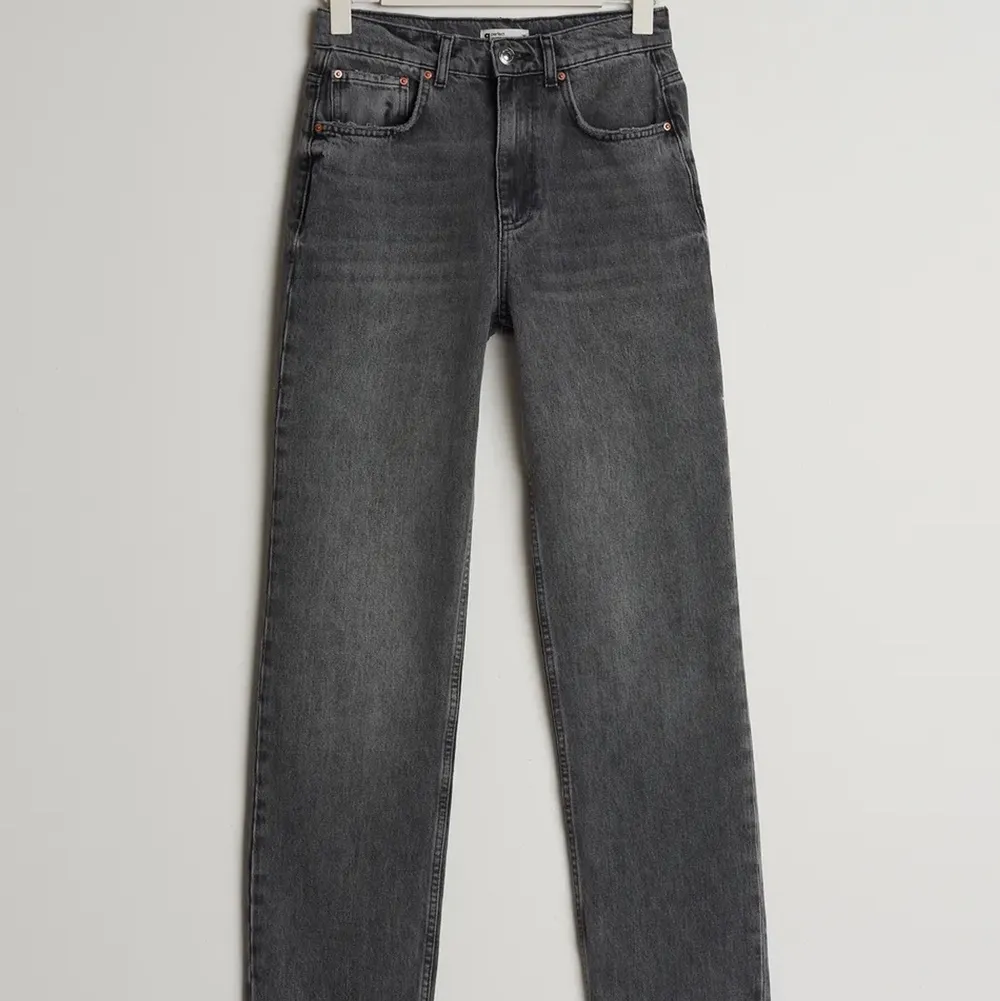 Super fina gråa jeans i bra skick💕 Andvänd fåtal gånger och säljs pågrund av fel storlek. Köptes för 599kr och säljs för 250kr✨ Skulle säga att de passar både en 34 och en 36. Kontakta mig för fler bilder eller diskussion om pris.. Jeans & Byxor.