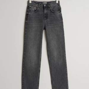 Super fina gråa jeans i bra skick💕 Andvänd fåtal gånger och säljs pågrund av fel storlek. Köptes för 599kr och säljs för 250kr✨ Skulle säga att de passar både en 34 och en 36. Kontakta mig för fler bilder eller diskussion om pris.