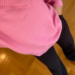 A-DSGN kostymbyxor - Säljer dessa kostymbyxor, som nya endast använda 2 gånger då jag råka köpa dessa X2. håller bra i både tvätt och användning, bra passform och töjer sig inte! Nypris 799kr säljer för 600kr men kan gå med på lägre! :)