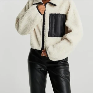 TEDDY JACKA - En kort Teddy jacka passar bra till våren från Gina Trico, köpt i vintras, den går inte att köpa löngre, jätte fin verkligen❤️ny pris 399kr, säljer för 240kr+frakt 45