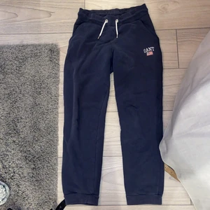 Gant byxor  - Det är storlek S, dom är väldigt Stretchiga och i väldigt bra skick. Pris går att diskuteras! 