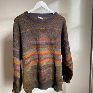 Stickad tröja - Vintage stickad tröja. Storlek M/L skulle jag säga. Slitningar längst krage och armmuddar. 