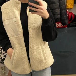 Teddy väst - Teddy väst i XL köpt på Lindex! Tycker den är mer en stor M/L beror på hur du vill att den sitter! Jag är M vanligtvis! Buda eller köp nu direkt för 150kr+frakt