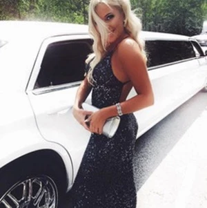 BALKLÄNNING glitter med släp - DRÖMMIG Balklänning från dressroom linne.💕 Det är storlek 38, men passar allt från 36-40. Man kan justera axelbanden, beroende hur långt ner man vill ha klänningen i ryggen. En slits & släp på klänningen. Svart och helt i glitter/paljetter. Nypris över 6500:-. Använd en gång. 