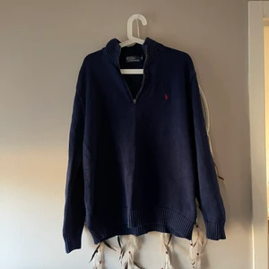 Tröja från Ralph Lauren - Snygg tröja i herrstorlek från Ralph Lauren som sitter perfekt lite oversize på mig som vanligtvis bär M! Marinblå med rött märke. Kan mötas upp i Söderköping eller Norrköping eller frakta mot betalning 🫂👕🧢