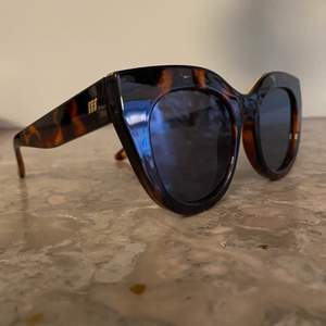 Le Specs solglasögon, airheart, sparsamt använda. Färg: brun/sköldpaddsmönster med tunn guldkant på övre svart kant. Fodral finns. 100 + frakt 