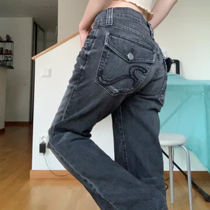 svarta jeans med coola fickor!!! - Jeansen är från Rock and Republic, raka i benen och vidare i botten som jag försökte visa på sista bilden. Storlek w29 står det på en lapp i byxan, de är för långa på mig (jae 164) !Disclaimer!: knappen på ena bakfickan saknas :/ men kan såklart ersättas med nån annan!