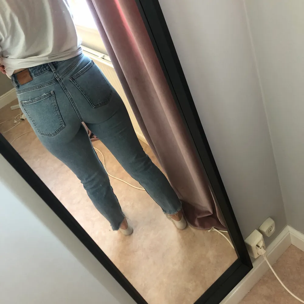 Superfina och sköna jeans från Only! De säljs pga att de har blivit förkorta för mig. Storlek 28/32 och passar mig som har 36/ S . 100kr plus frakt☺️. Jeans & Byxor.