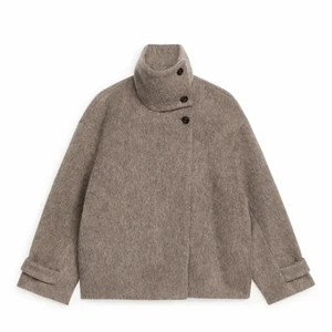 arket jacka - Säljer min fina arket jacka då den inte kommer till användning ! använd fåtal gånger ! Stl 40 men passar mig som vanligtvis har 38❤️