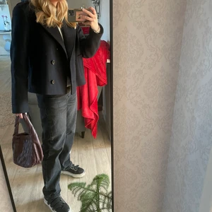 Jacka - Kan tänka mig att disskutera priset! Säljer jacka, storlek xl men den är som s-m jag är 160cm lång. Fraktar bara. Kom med egna bud