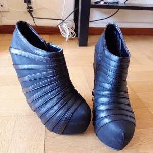 Nya platåskor,högklackat i 38 från Nelly - I svart skinn 15 cm höga bak och fram ca 5 cm höga. Nya är bara testade (förstora för mig 😭) 