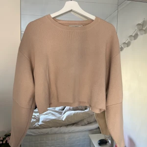 Tröja Carin Wester - Fin rosa tröja i bra kvalitet från Carin Wester. Den är ljusrosa och i en lite croppad modell. 