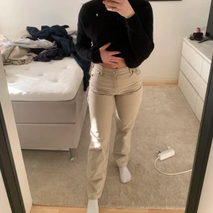 501 Levis  - Jeans från Levis, har gjort ett försök till att sy in dom i midjan men är lätt att bara ta bort, lappen på baksidan har börjat låssna lite , se bild. Det är storken 33/32. Dom var lite stora på mig i midjan innan ja sydde in dom, har vanligtvis storlek 30/32, jag är 174cm 