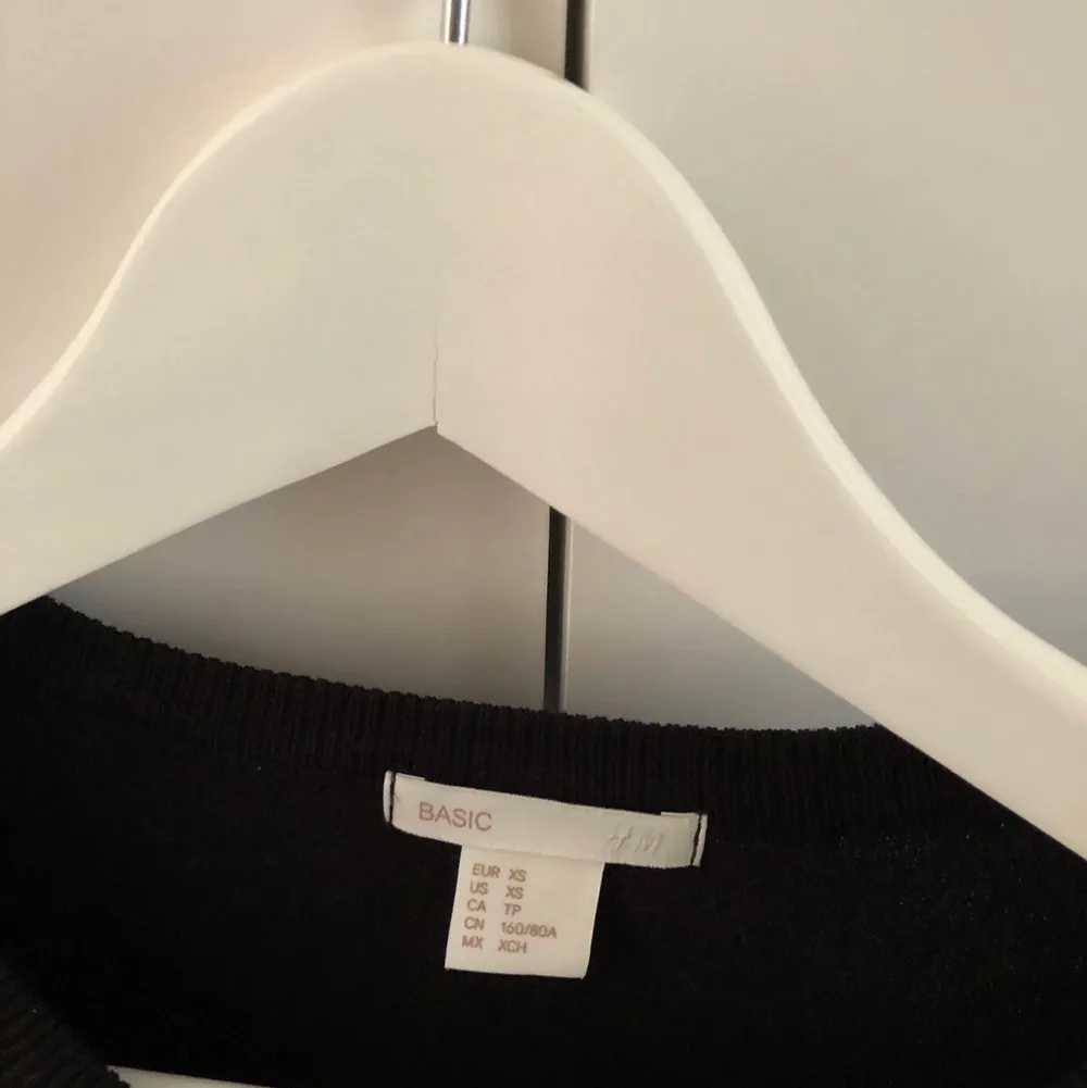 Svart tröja från H&M. Storlek XS. Fint skick. Frakt på 46kr tillkommer.. Tröjor & Koftor.